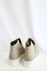 Django & Juliette - Wedged Shoes