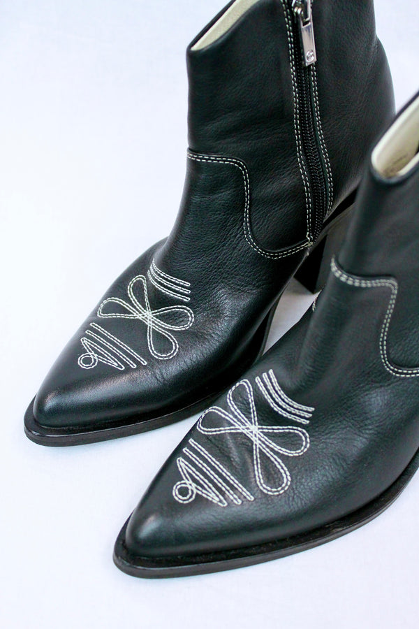 Pointed Toe Embroidered Cowboy Boots