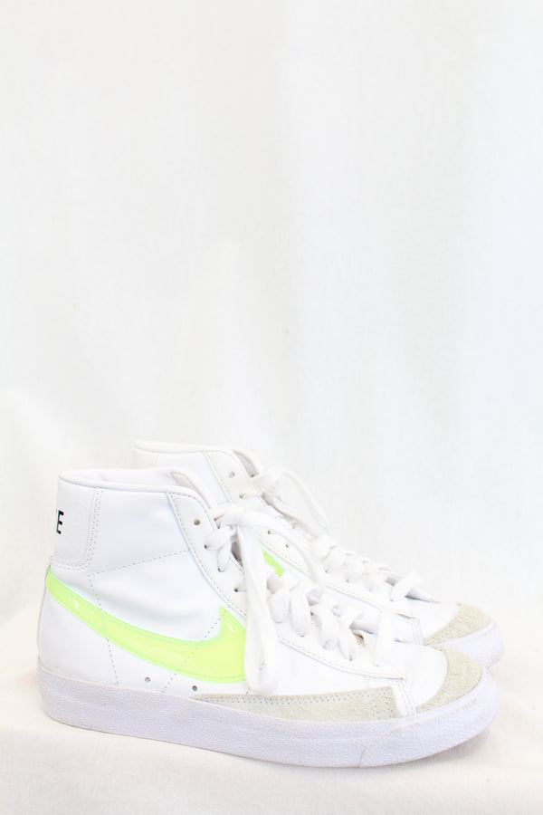 Nike - Neon 'Blazer Mid 77' Sneaker