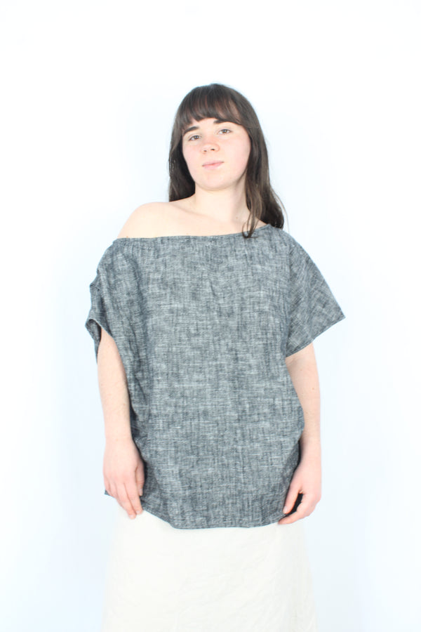 Moochi - Oblige Tee