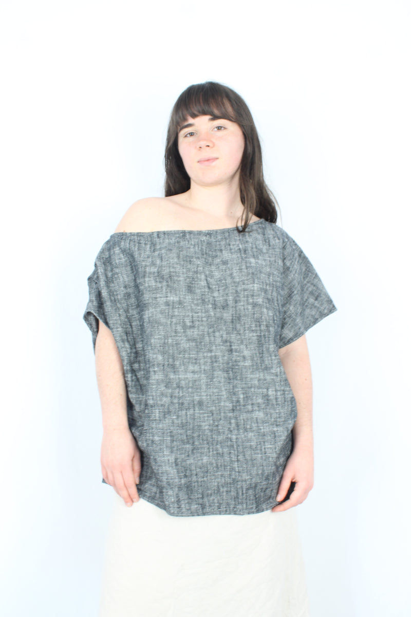 Moochi - Oblige Tee