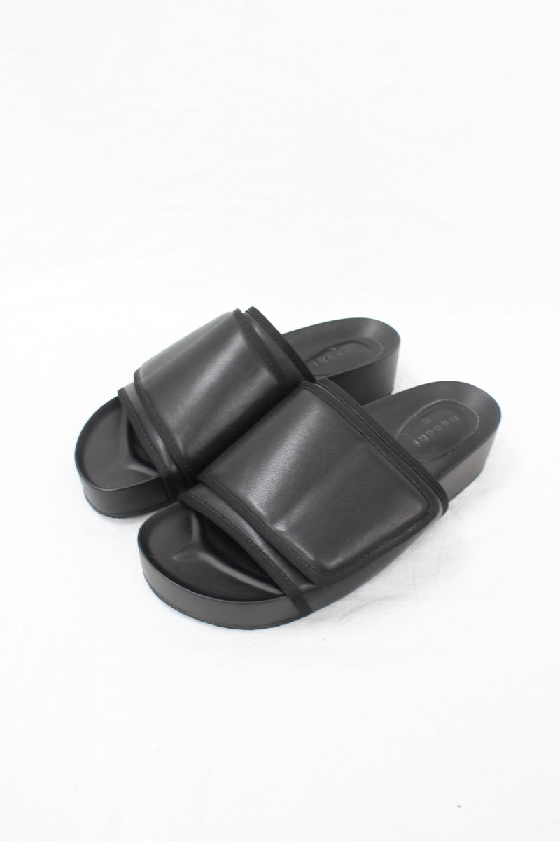 Moochi - Chunky Velcro Slides