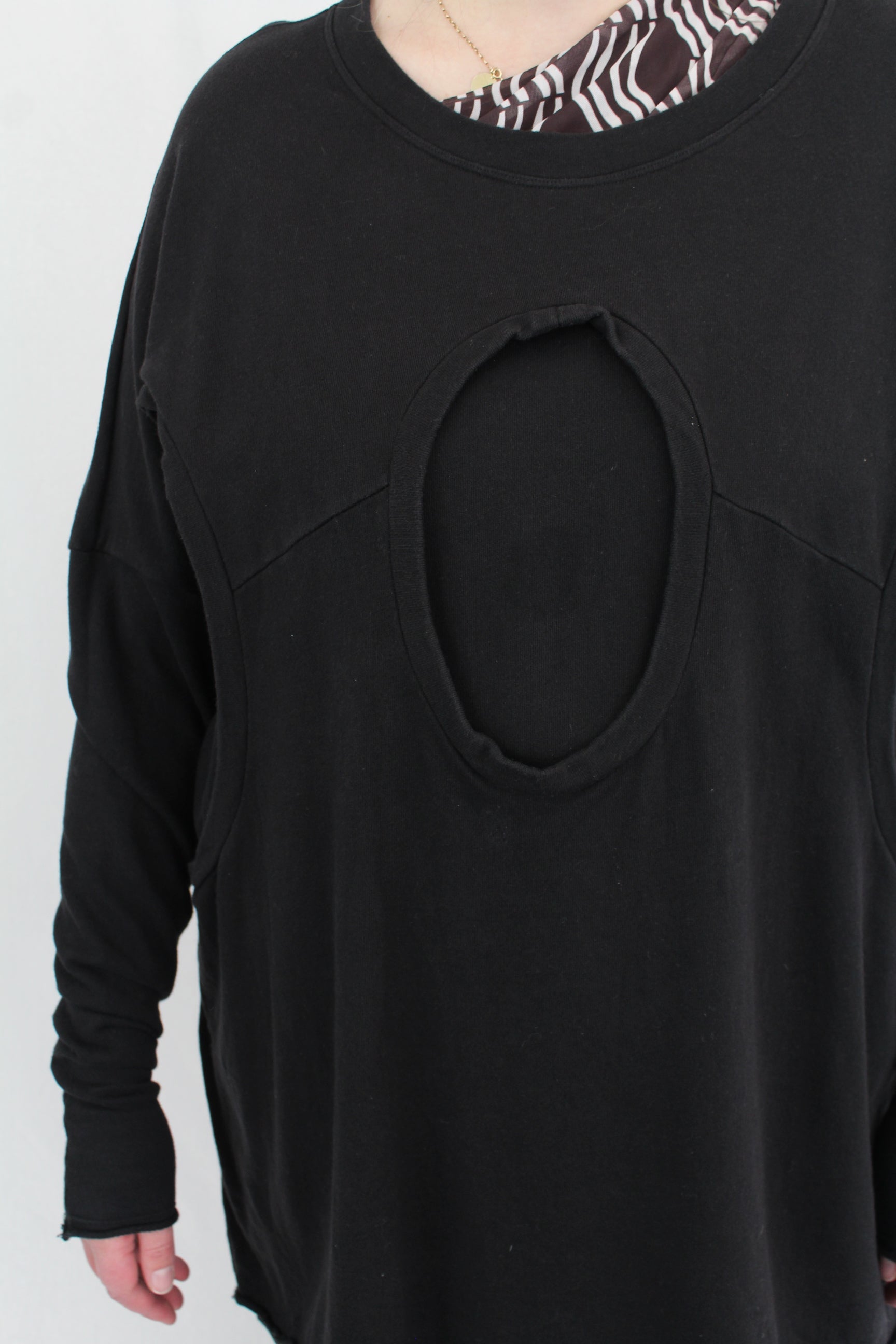 Lui Hon - Hole Sweatshirt
